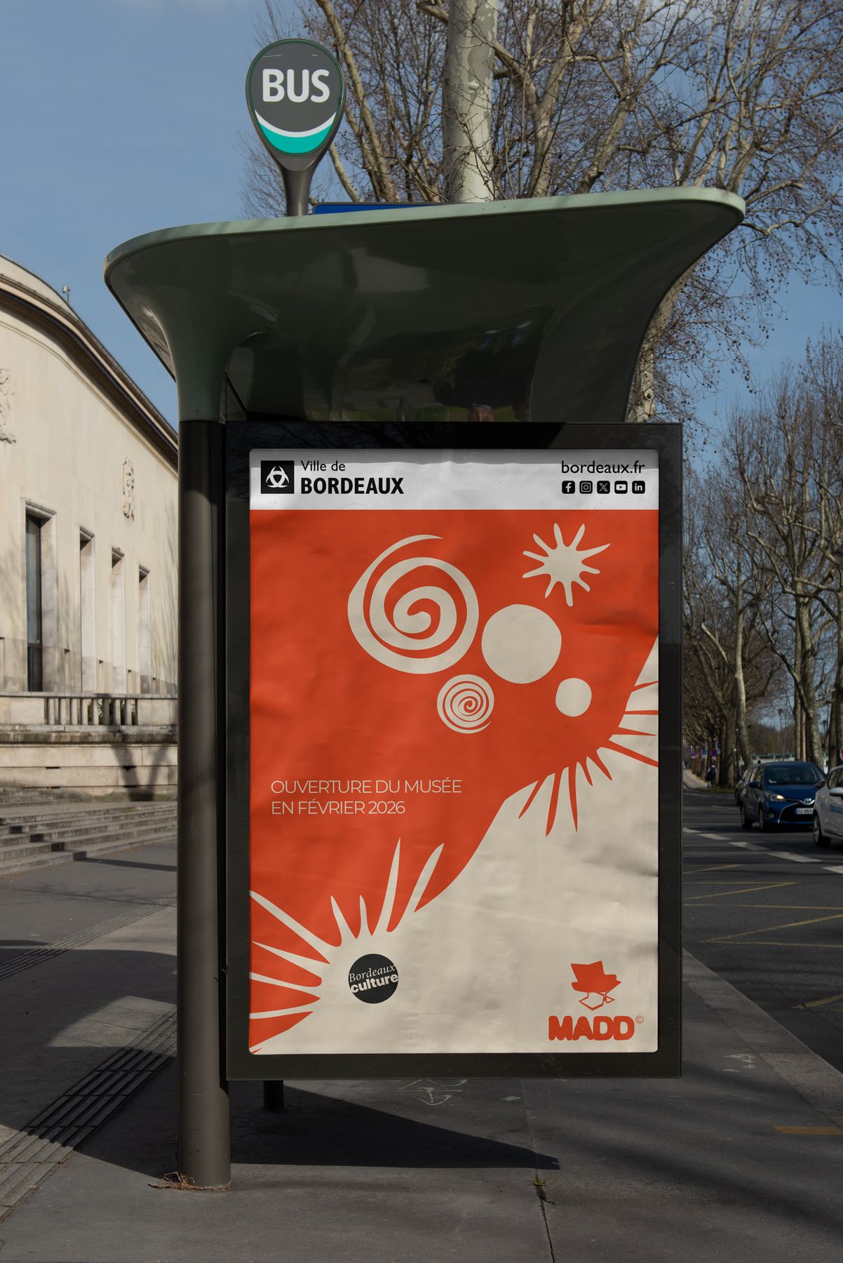 Affiche d'ouverture du musée MADD à Bordeaux sur un abribus